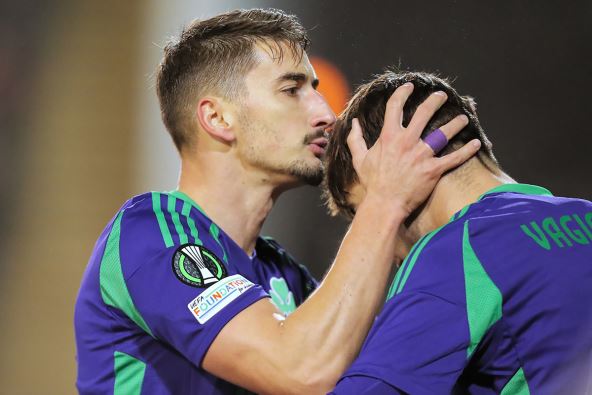 Filip Đuričić ljubi saigrača u glavu.