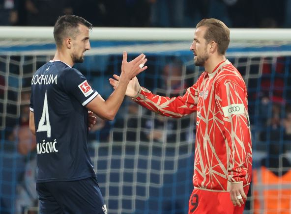 Erhan Mašović i Hari Kejn se pozdravljaju.