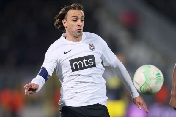 Lazar Marković trči u dresu Partizana.