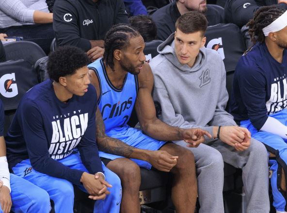 Bogdan Bogdanović i Kavai Lenard na klupi u Klipersima