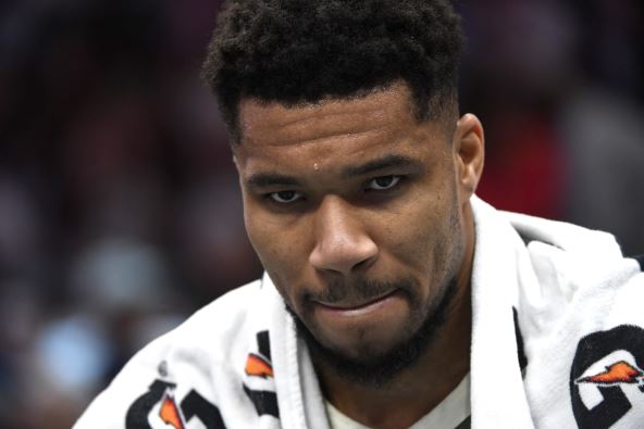 Janis Adetokumbo sedi zamišljen na klupi Milvokija