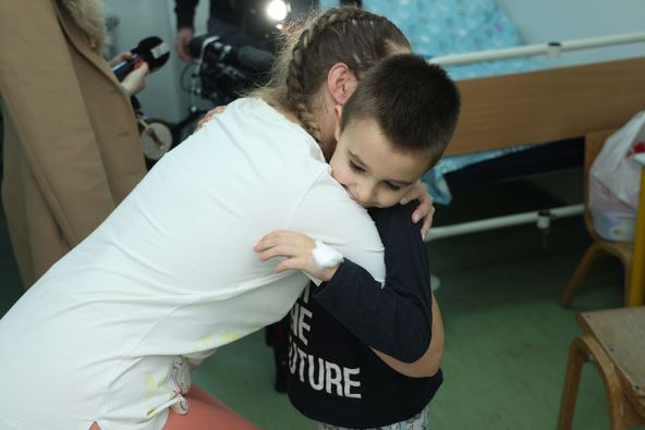 Kurir obradovao decu u KBC "Dr Dragiša Mišović"