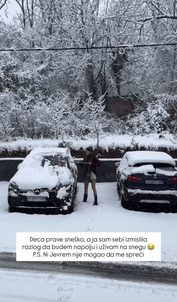 Danijela čisti sneg u šortsu