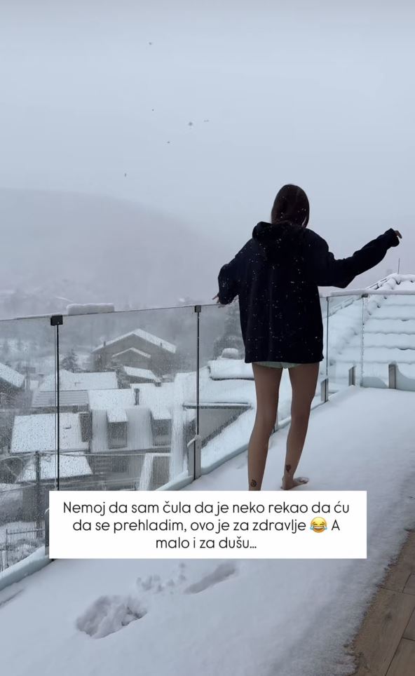 Danijela Dimitrovska u šortsu na snegu (2).jpg