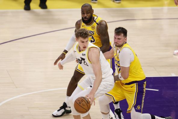 Luka Dončić i Lebron Džejms protiv Laurija Markanena na meču Lejkersi Juta