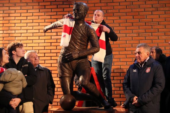 Spomenik Dragoslavu Šekularcu pred Marakanom