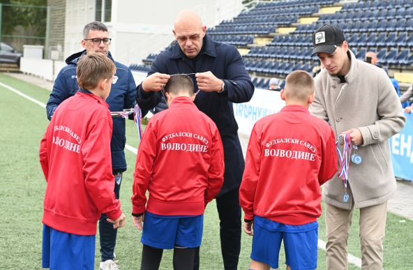 Dušan Petković daje medalje mladim fudbalerima na Adi Ciganliji