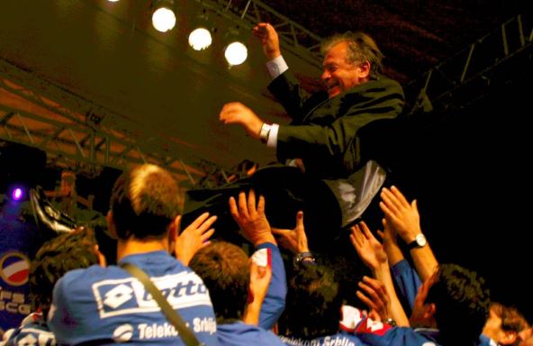 Fudbaleri reprezentacije nose Iliju Petkovića na rukama