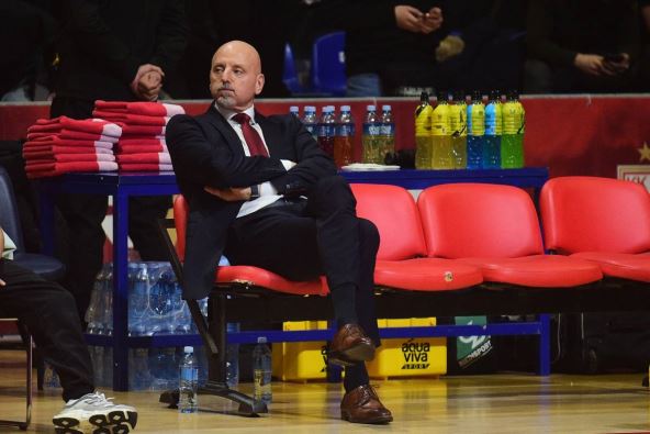 Saša Obradović sedi na klupi na utakmici Zvezda Valensija