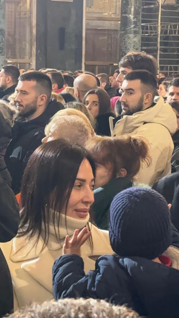 Ceca na pričestu i božićnoj liturgiji sa unucima u Hramu Svetog Save (1).jpg