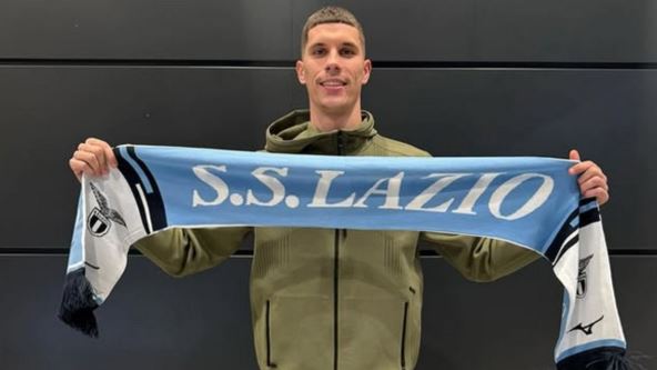 Petar Ratkov drži šal Lacija