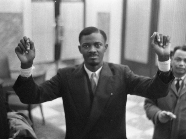 Patris Lumumba širi ruke