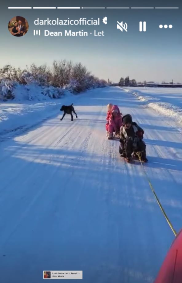Darko Lazić vuče decu na sankama