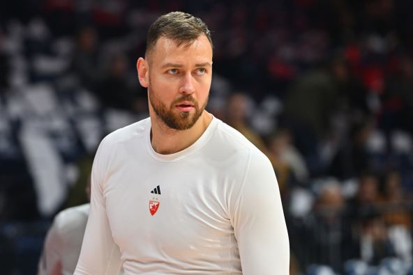 Donatas Motiejunas u beloj majici.
