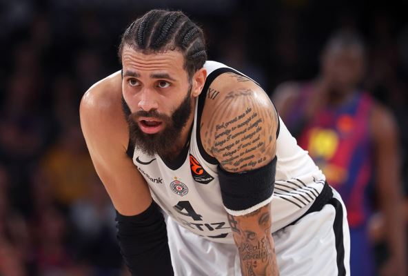 Dvejn Vašington u belom dresu Partizana.