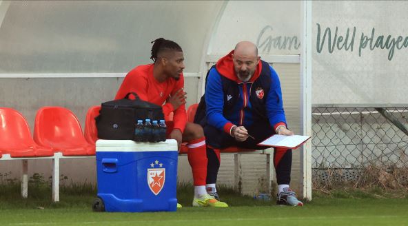 Dejan Stanković priča sa Učenom.