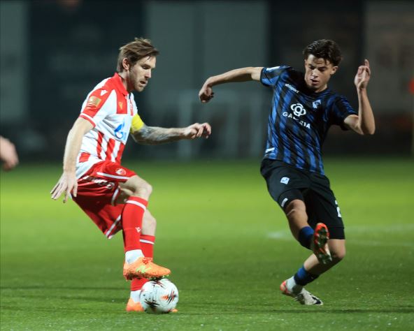 Aleksandar Katai dribla na pripremama Zvezde u Antaliji