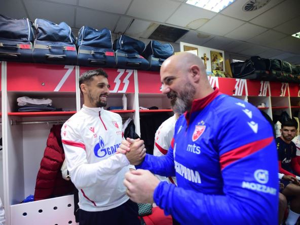 Dejan Stanković i Rade Krunić se pozdravljaju.