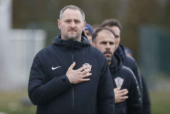 Džo Šimunić drži ruku na grudima.