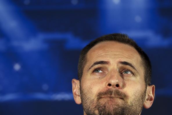 Džo Šimunić s plavom pozadinom.