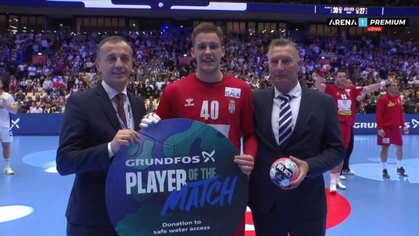 Stefan Dodić s nagradom za igrača utakmice.