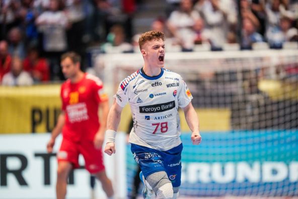 Oli Mitun rukometaš Farskih Ostrva slavi gol protiv Crne Gore