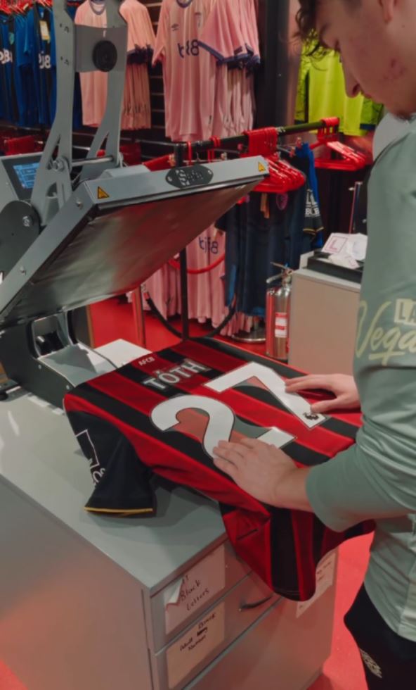 Aleks Tot u Bornmutu nosi broj 27