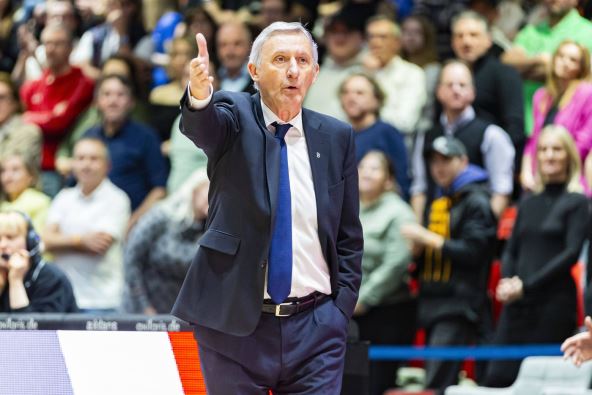 Svetislav Pešić daje instrukcije ekipi Bajerna