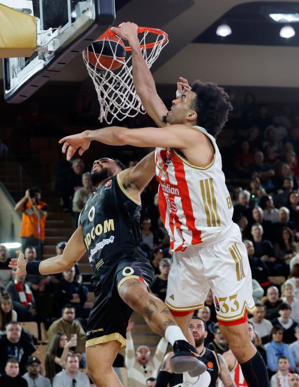 Džordan Nvora daje koš protiv Monaka