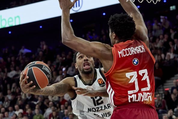 Sterling Braun napada koš Bajerna dok ga brani Mekormark