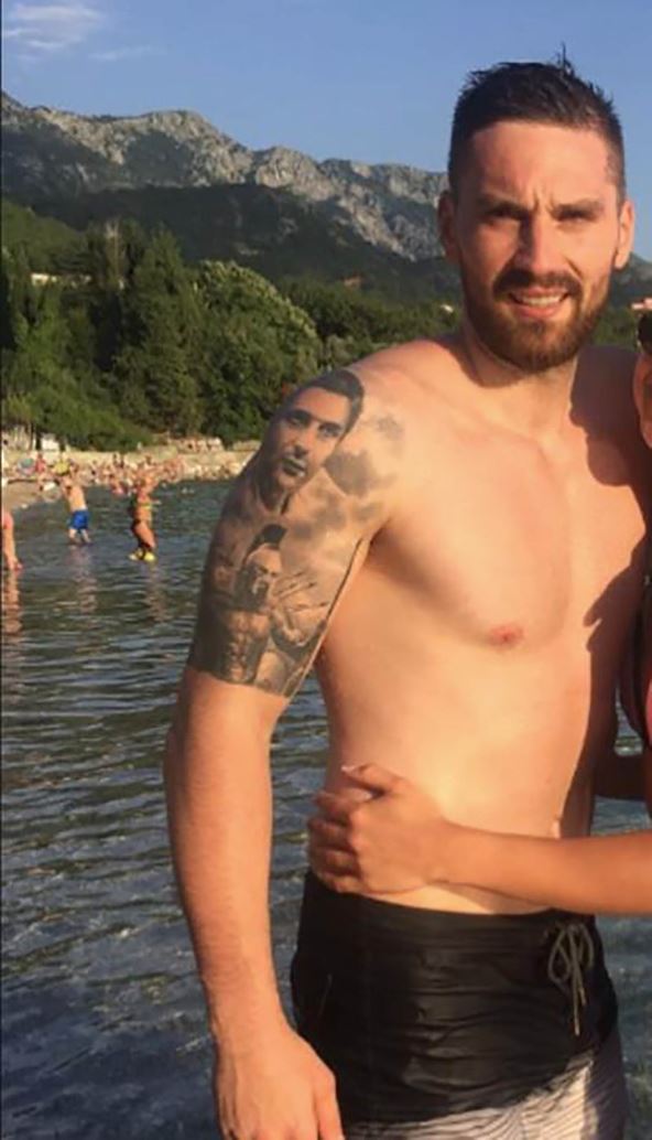 Vuk Lazović sa tetovažom oca
