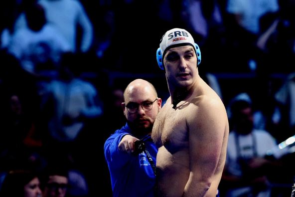 Nikola Jakšić gleda sudije posle isključenja u Beogradskoj areni