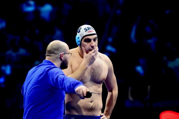 Nikolu Jakšića zvaničnik udaljava sa utakmice polufinala Evropskog prvenstva u Beogradskoj areni