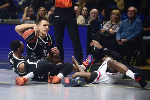 Arijan Lakić u borbi za loptu protiv Olimpijakosa