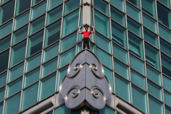 Aleks Honold se penje na Taipei 101 (2).jpg