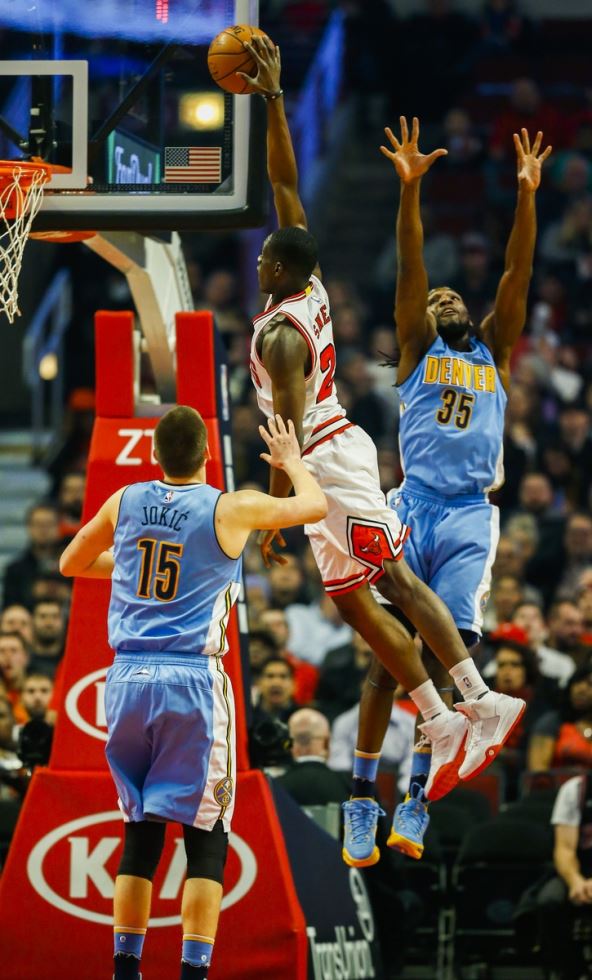 Nikola Jokić i Kenet Farid gledaju zakucavanje Tonija Snela