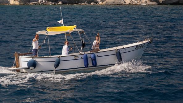 Turisti na čamcu u Italiji