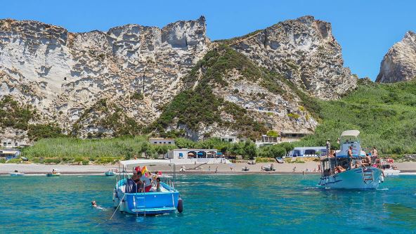 Čamci na ostrvu Palmarola u Italija