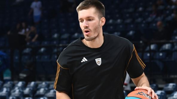 Filip Petrušev na zagrevanju Dubaija u Areni
