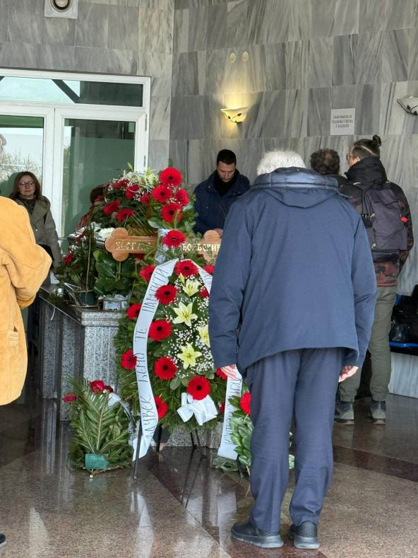 Čovek se poklanja ispred krsta i sanduka Beti Đorđević (1) copy.jpg