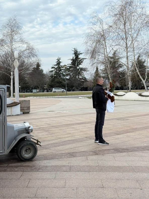 Unuk Vladan nosi krst na sahrani Beti