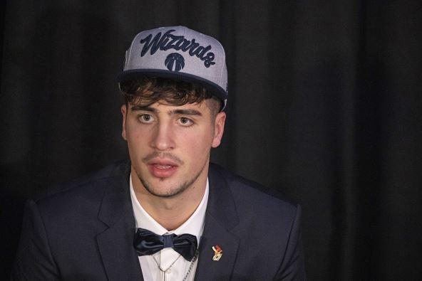 Deni Avdija sa zastavama Srbije i Izraela na reveru.