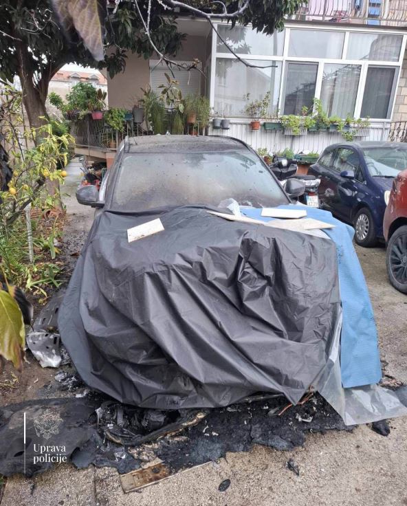 zapaljen Range Rover