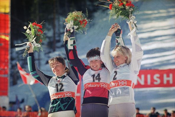 Mateja Svet sa leve strane na Olimpijskim igrama u Kalgariju, dok kraj nje stoje Vreni Šnajder i Krista Kinshofer-Getlejn.