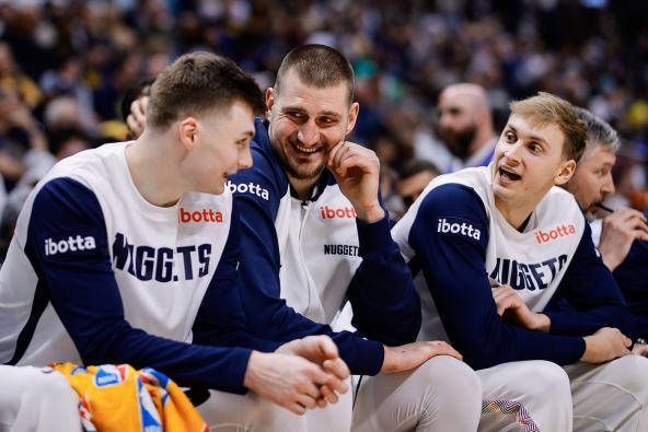 Hanter Tajson na klupi Denvera sa Jokićem i Kristijanom Braunom