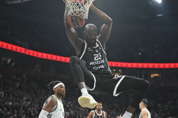 Tonje Džekiri zakucava na Partizan Panatinaikos