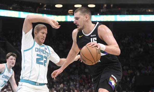 Nikola Jokić i Mejson Plamli u duelu na utakmici Šarlot Denver