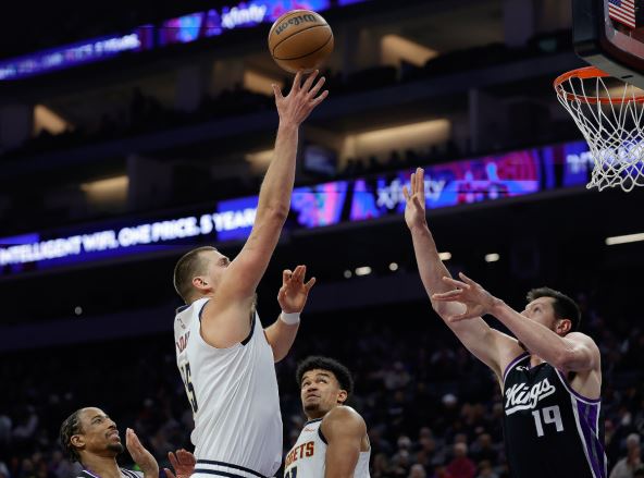 Nikola Jokić šutira flouter protiv Sakramento Kingsa