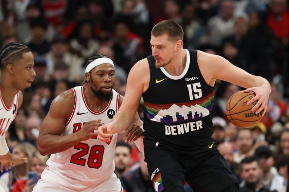 Nikola Jokić na utakmici protiv Čikaga gde je upisao istorijski tripl-dabl