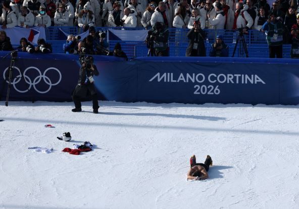 Bendžamin Karl se skinuo i legao licem ka zemlji na ZOI 2026